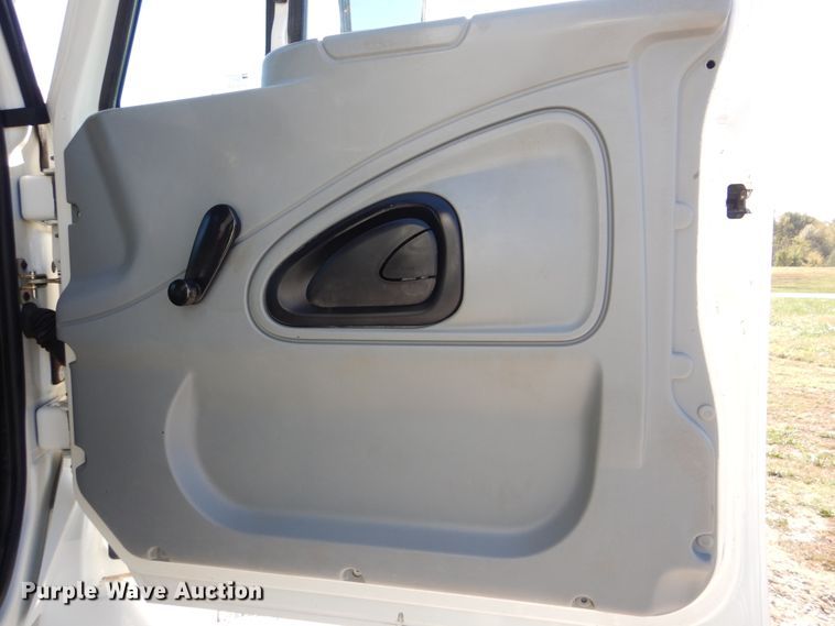 image for item HX9000 2006 International 4300 utility truck