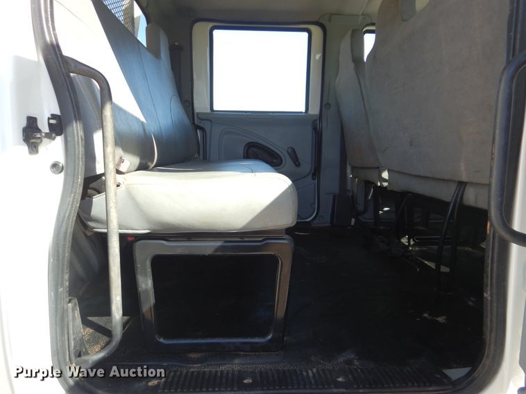 image for item HX9000 2006 International 4300 utility truck