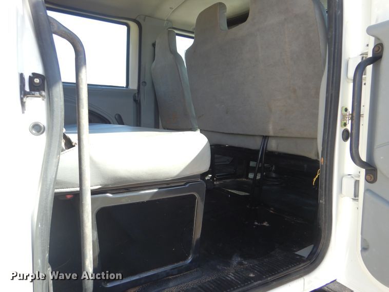 image for item HX9000 2006 International 4300 utility truck