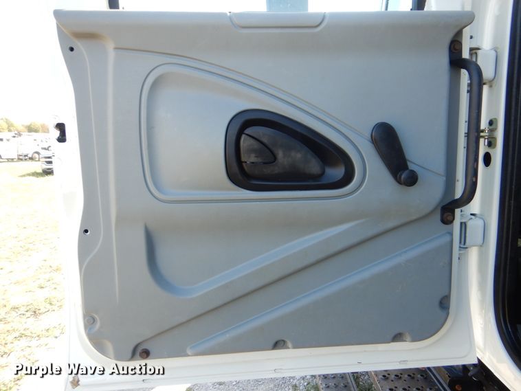 image for item HX9000 2006 International 4300 utility truck