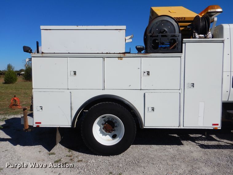 image for item HX9000 2006 International 4300 utility truck