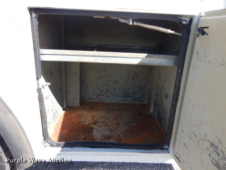 image for item HX9000 2006 International 4300 utility truck