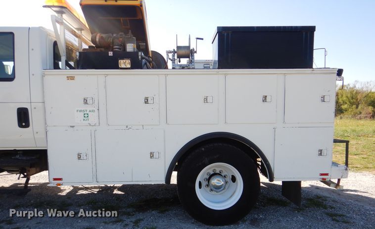 image for item HX9000 2006 International 4300 utility truck