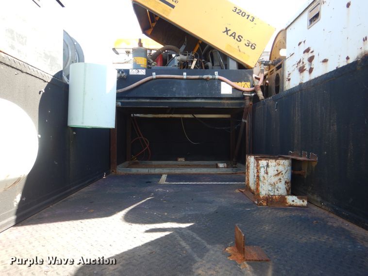 image for item HX9000 2006 International 4300 utility truck