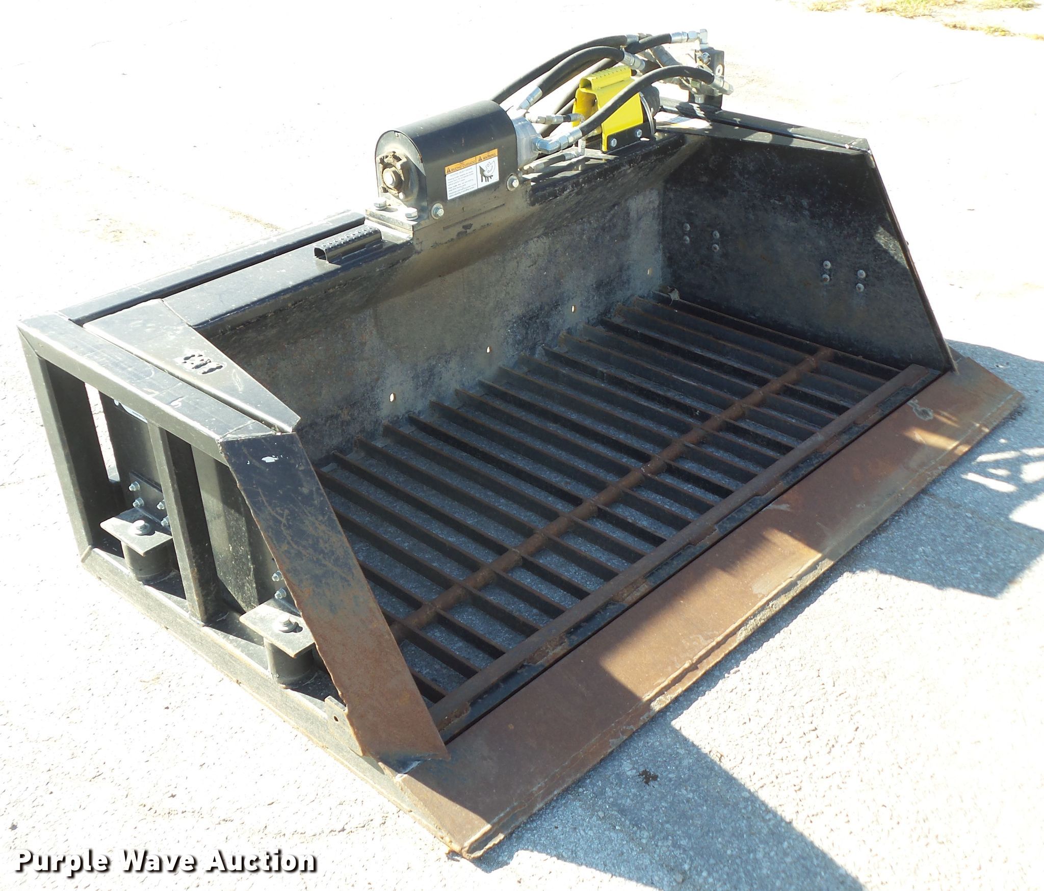 Remlinger PFM70070 vibratory skid steer screening bucket in Anita, IA