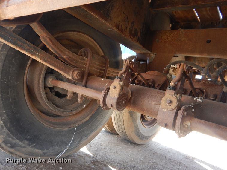 image for item DD0266 1996 Lufkin flatbed trailer