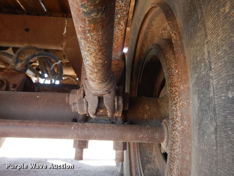 image for item DD0266 1996 Lufkin flatbed trailer