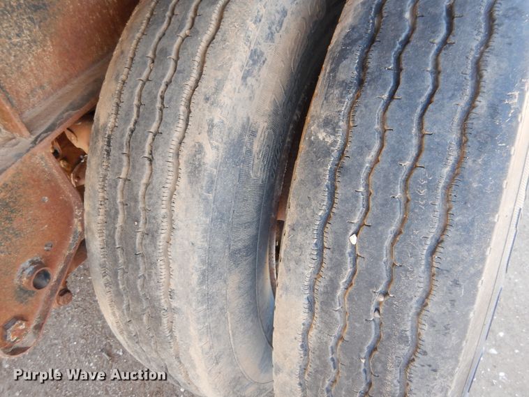 image for item DD0266 1996 Lufkin flatbed trailer