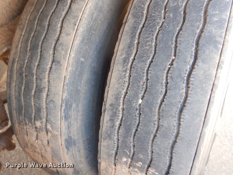 image for item DD0266 1996 Lufkin flatbed trailer