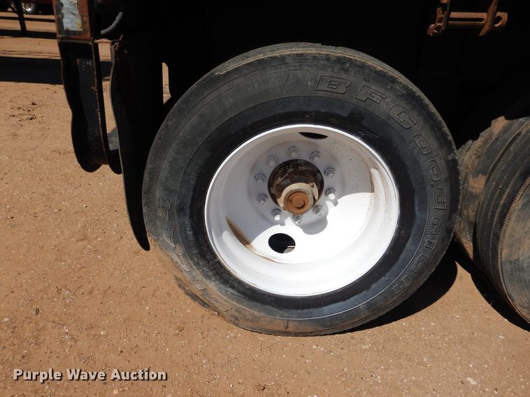 image for item DD0266 1996 Lufkin flatbed trailer