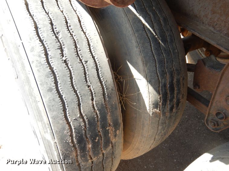 image for item DD0266 1996 Lufkin flatbed trailer