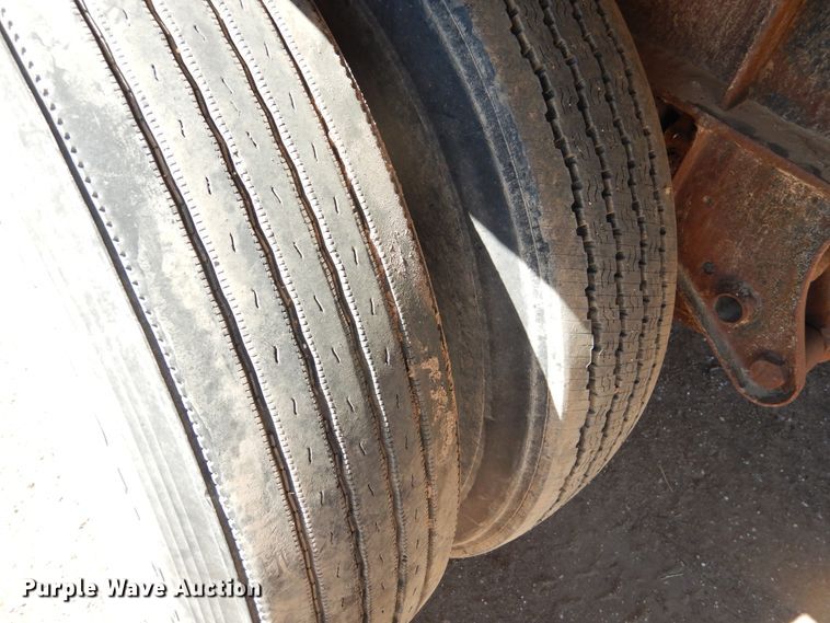 image for item DD0266 1996 Lufkin flatbed trailer