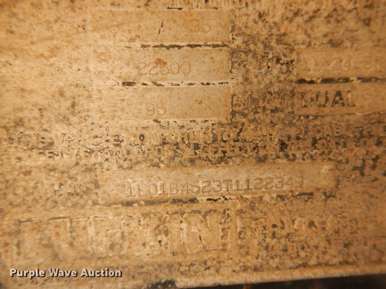 image for item DD0266 1996 Lufkin flatbed trailer