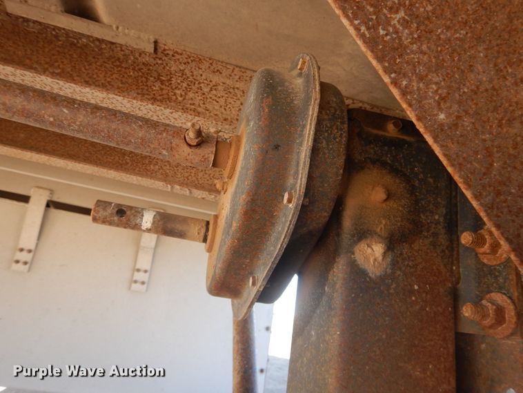 image for item DD0275 1997 Barrett Pig Pot livestock trailer