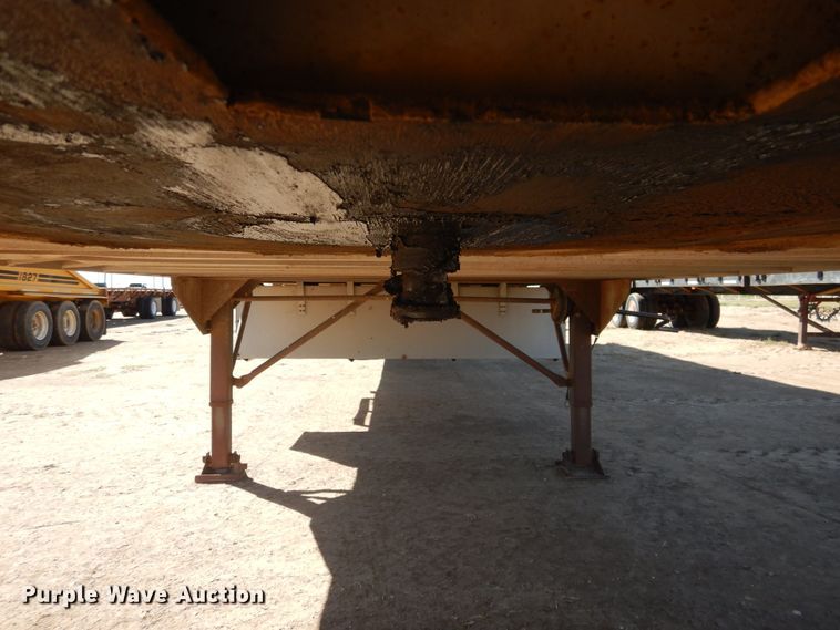 image for item DD0275 1997 Barrett Pig Pot livestock trailer