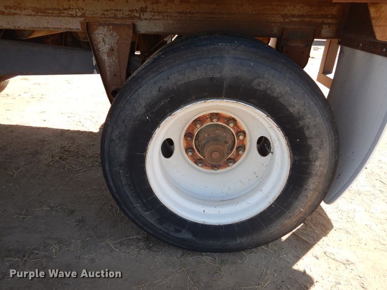 image for item DD0275 1997 Barrett Pig Pot livestock trailer