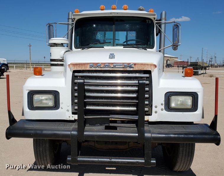 image for item DD0284 1994 Mack RD  winch truck