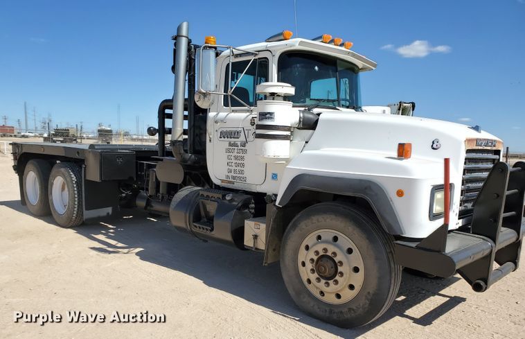 image for item DD0284 1994 Mack RD  winch truck