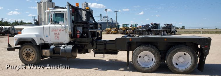 image for item DD0284 1994 Mack RD  winch truck