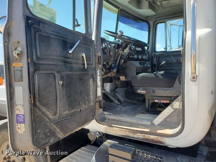 image for item DD0284 1994 Mack RD  winch truck