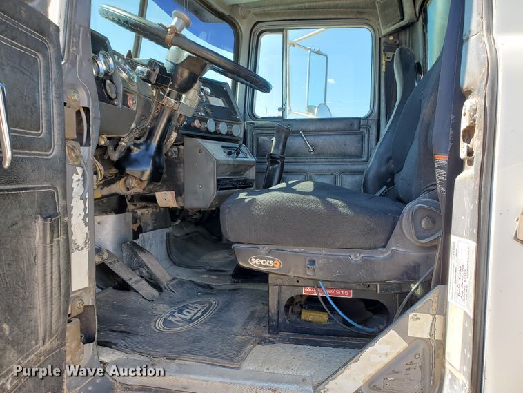 image for item DD0284 1994 Mack RD  winch truck