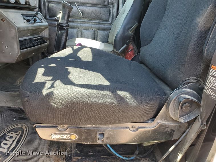 image for item DD0284 1994 Mack RD  winch truck