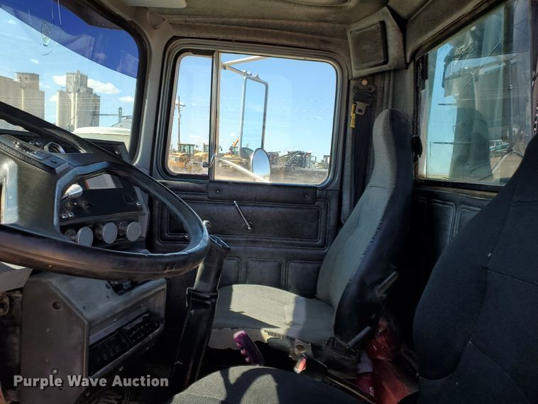 image for item DD0284 1994 Mack RD  winch truck