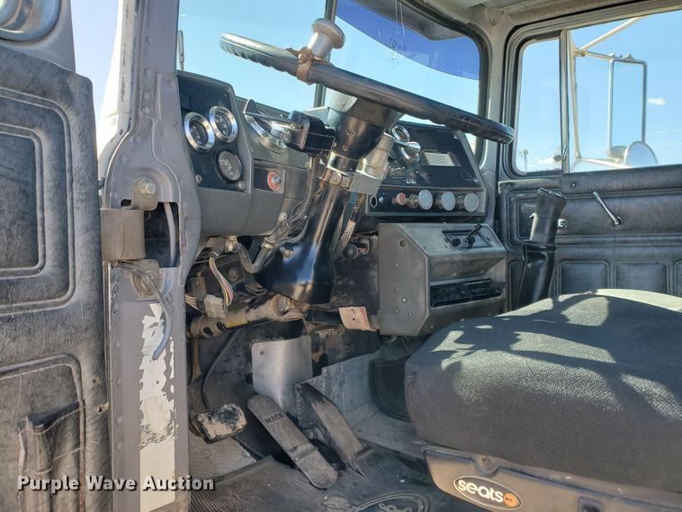 image for item DD0284 1994 Mack RD  winch truck