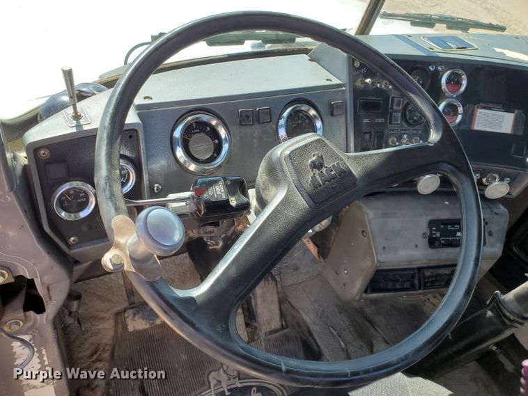 image for item DD0284 1994 Mack RD  winch truck