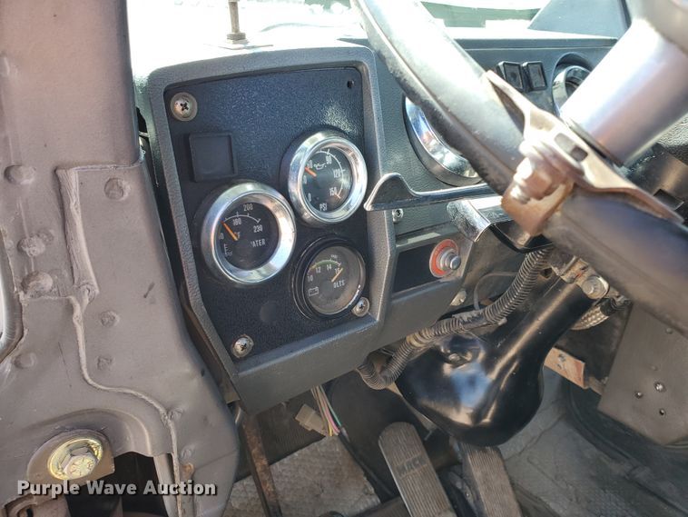 image for item DD0284 1994 Mack RD  winch truck