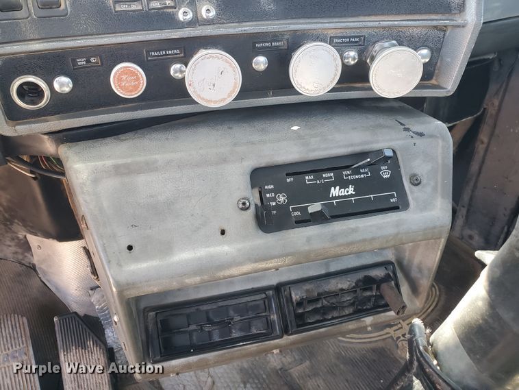 image for item DD0284 1994 Mack RD  winch truck