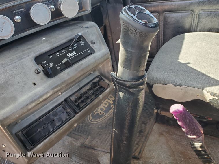 image for item DD0284 1994 Mack RD  winch truck