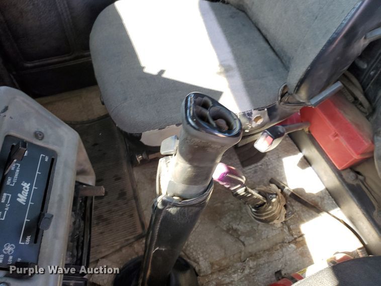 image for item DD0284 1994 Mack RD  winch truck