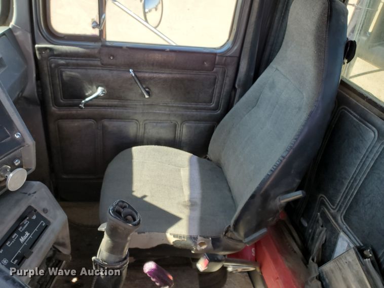 image for item DD0284 1994 Mack RD  winch truck