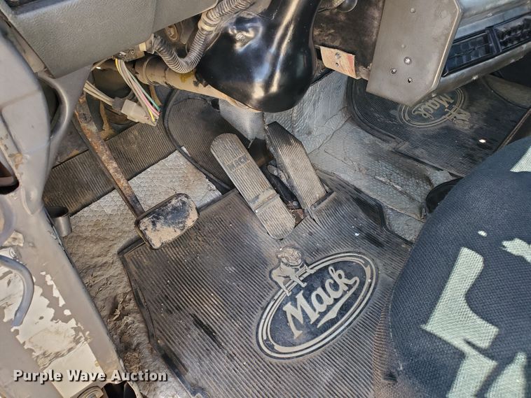 image for item DD0284 1994 Mack RD  winch truck