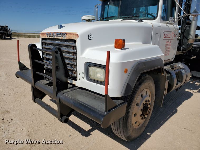 image for item DD0284 1994 Mack RD  winch truck