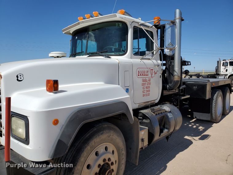 image for item DD0284 1994 Mack RD  winch truck