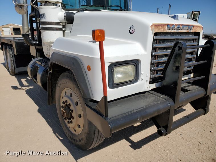 image for item DD0284 1994 Mack RD  winch truck