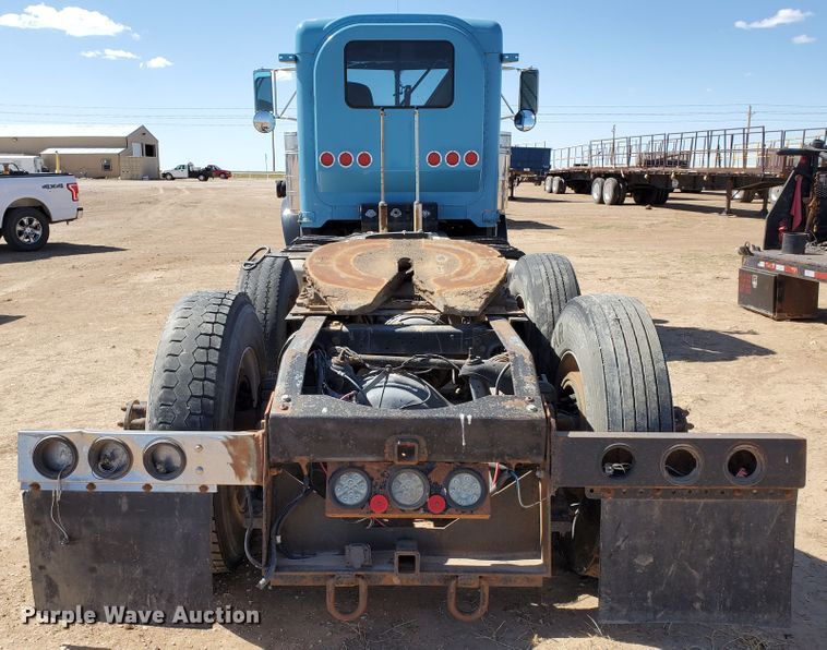 image for item DD0285 2001 Peterbilt 379  semi truck