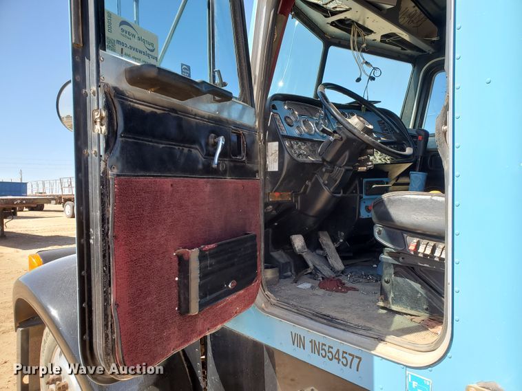 image for item DD0285 2001 Peterbilt 379  semi truck