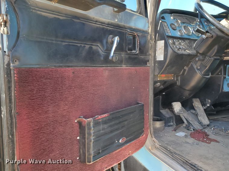 image for item DD0285 2001 Peterbilt 379  semi truck