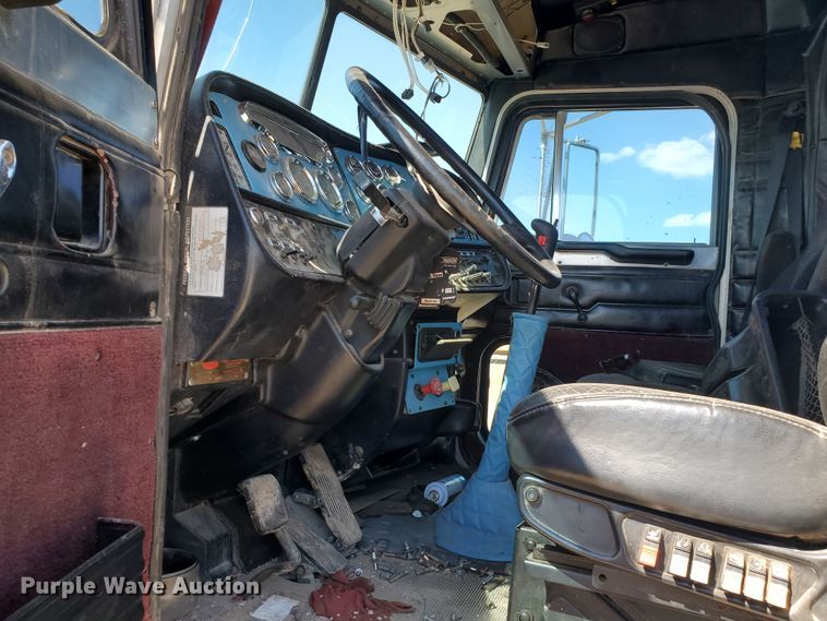 image for item DD0285 2001 Peterbilt 379  semi truck