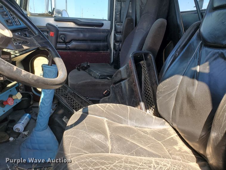 image for item DD0285 2001 Peterbilt 379  semi truck