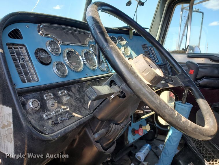 image for item DD0285 2001 Peterbilt 379  semi truck