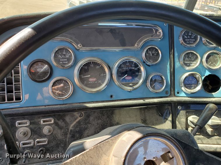 image for item DD0285 2001 Peterbilt 379  semi truck