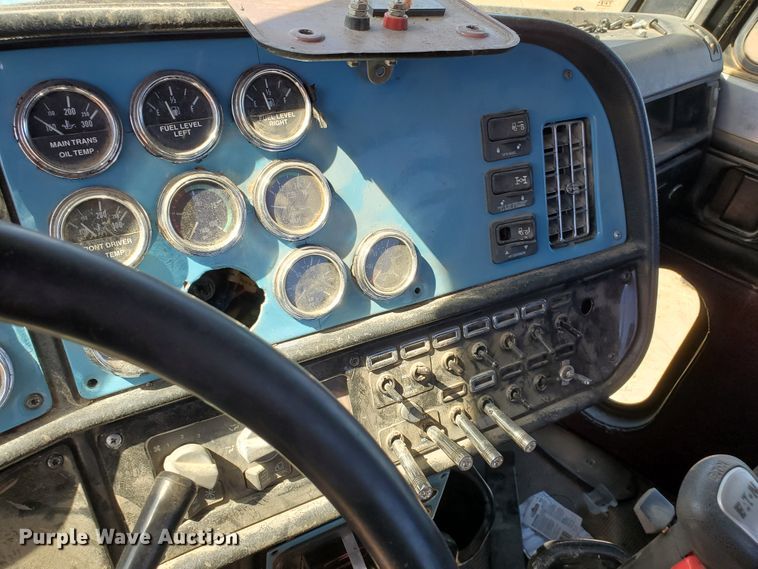 image for item DD0285 2001 Peterbilt 379  semi truck
