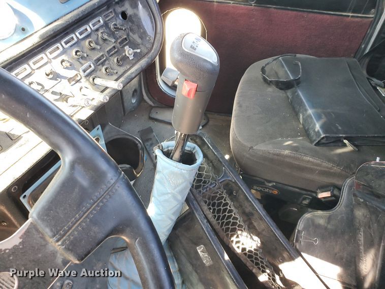 image for item DD0285 2001 Peterbilt 379  semi truck