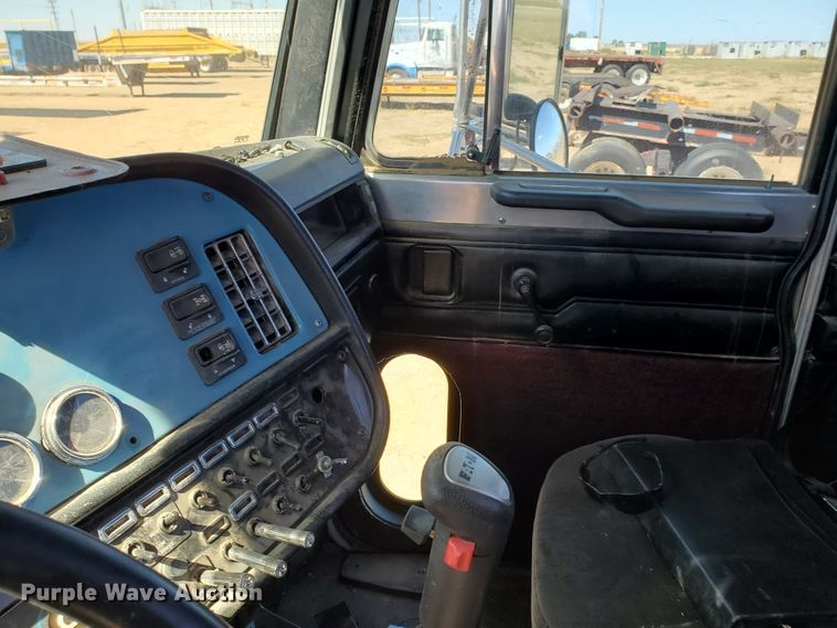 image for item DD0285 2001 Peterbilt 379  semi truck