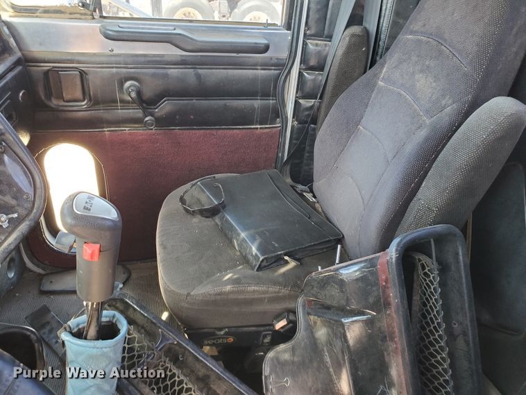 image for item DD0285 2001 Peterbilt 379  semi truck