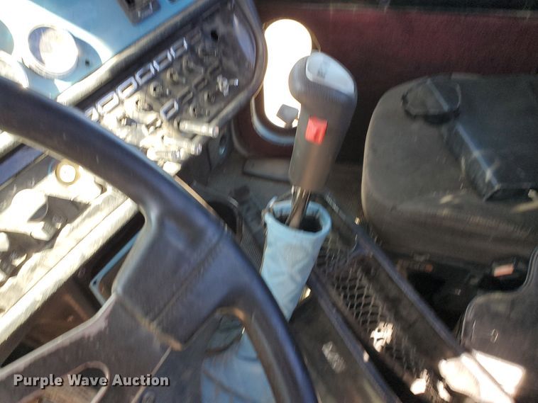 image for item DD0285 2001 Peterbilt 379  semi truck